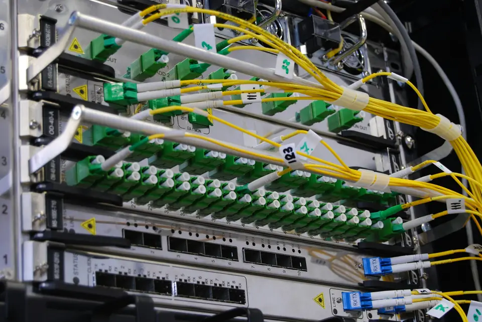 Distribuidor de fibra óptica com cabos conectados