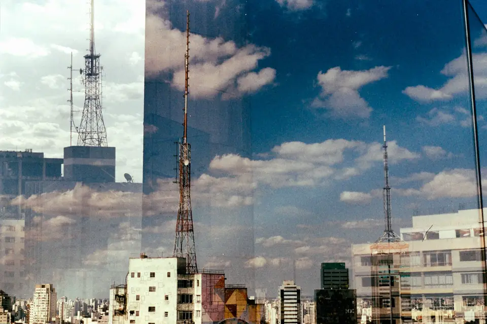 Torres de telecomunicação sobre prédios da cidade